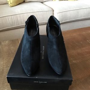 Ann Taylor pointed toe booties, sz 9